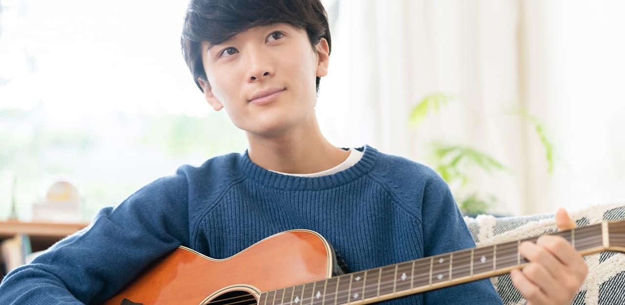 ギター弾き語りのオンラインレッスンを受講する人