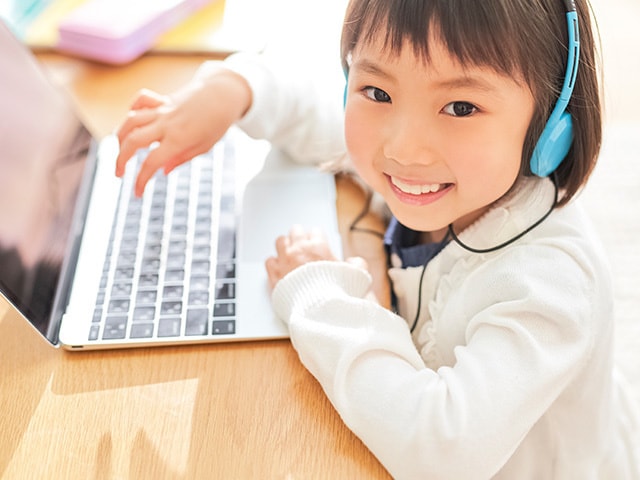 自宅のPCでオンラインレッスンを受ける子ども